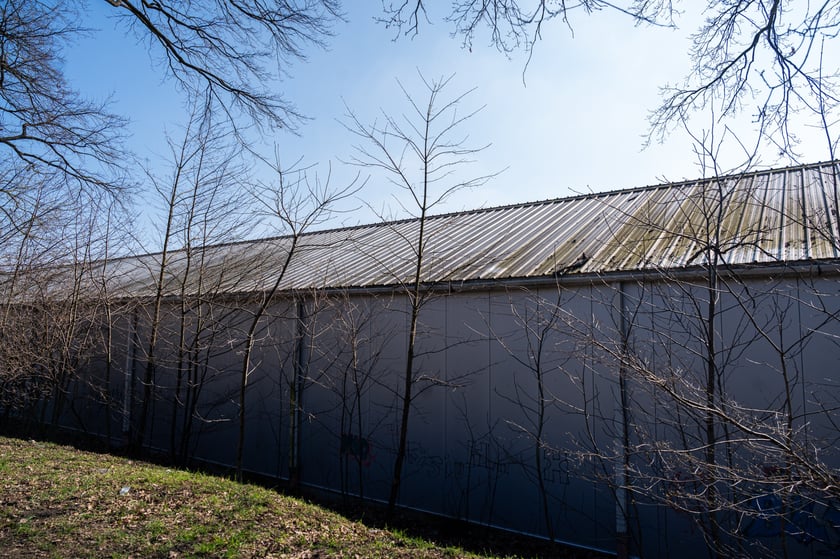 Hala sportowa na Kozanowie, w jej miejscu inwestor zaplanował budowę mieszkań